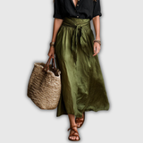 Vera™ | Conjunto de dos piezas: camiseta negra y falda midi verde oliva