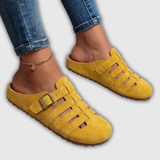 Clara | Mules de ante con tiras caladas y hebilla dorada