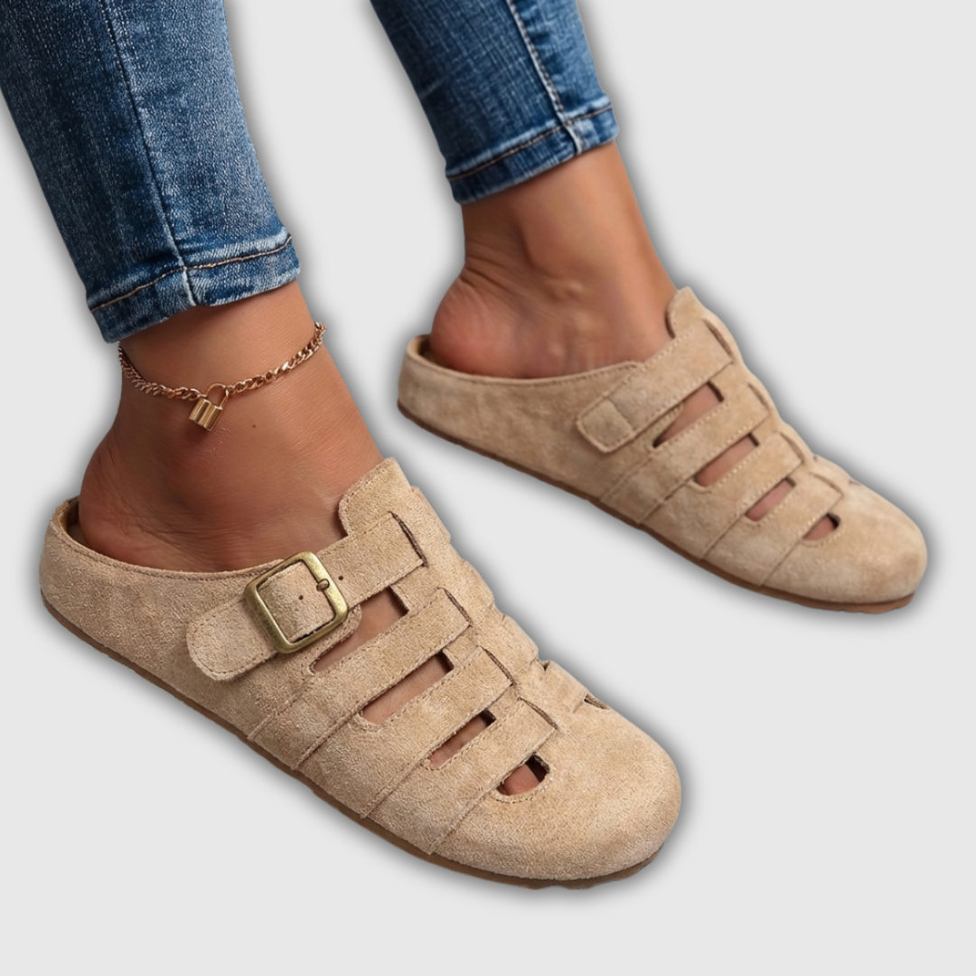 Clara | Mules de ante con tiras caladas y hebilla dorada