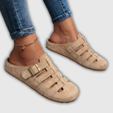 Clara | Mules de ante con tiras caladas y hebilla dorada