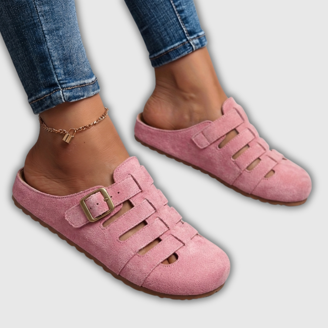 Clara | Mules de ante con tiras caladas y hebilla dorada