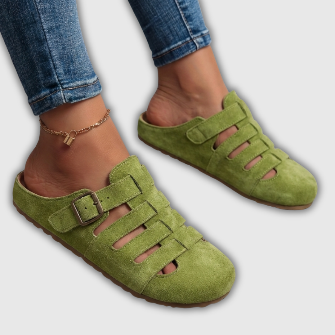 Clara | Mules de ante con tiras caladas y hebilla dorada
