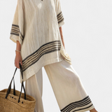 Mariella — Top elegante de lino con rayas negras y pantalones fluidos