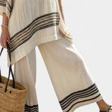 Mariella — Top elegante de lino con rayas negras y pantalones fluidos