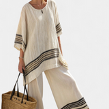 Mariella — Top elegante de lino con rayas negras y pantalones fluidos