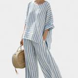 Federica — Top sofisticado de lino con rayas azules y pantalones relajados