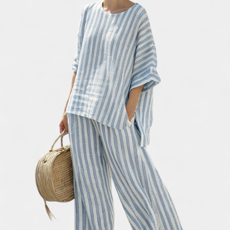 Federica — Top sofisticado de lino con rayas azules y pantalones relajados