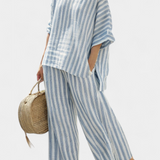 Federica — Top sofisticado de lino con rayas azules y pantalones relajados